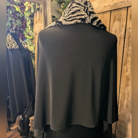 Frank Lyman open wear shawl - Picture 3 of 4